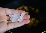 4、萝卜烧肉,放入冰糖，炒至糖融化且糖色均匀的裹在肉块上