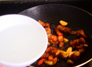 6、萝卜烧肉,加入适量的温水。