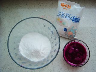 1、莲蓉花朵和果子,红色面团：取150克的面粉倒入盆中，红火龙果汁过滤备用。（余下50克面粉做白色面团）