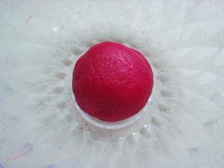 6、莲蓉花朵和果子,揉成光滑的面团，包上保鲜膜放置一旁备用。