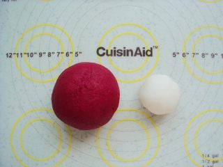 8、莲蓉花朵和果子,红色与白色面团就做好了。