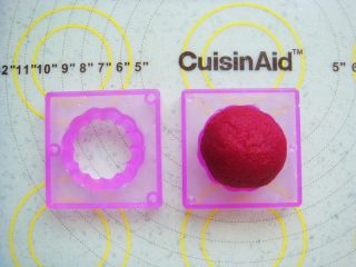 12、莲蓉花朵和果子,放入模具里。