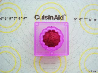 13、莲蓉花朵和果子,盖上模具的另一半，中间用手按压几下。