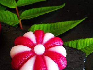 14、莲蓉花朵和果子,脱模即可。