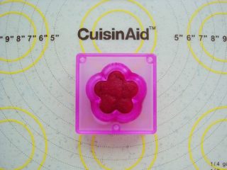 16、莲蓉花朵和果子,再放入包好馅的红面团。