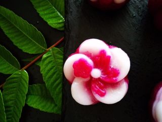 17、莲蓉花朵和果子,按压脱模即可。