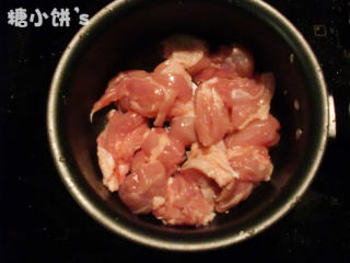 3、孜然牙签鸡肉串,切成长约3CM宽约1.5CM的小块