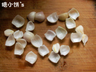 5、孜然牙签鸡肉串,迷你红葱头去皮对半切开，掰成小片