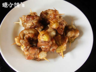 8、孜然牙签鸡肉串,捞出沥油，重口味如我的可以再在表面撒些孜然粉辣椒粉~即成