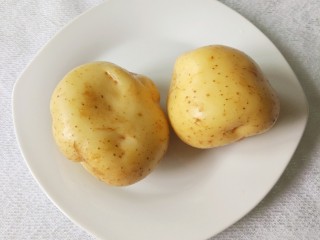 1、孜然土豆,土豆两个洗净