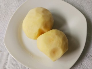 2、孜然土豆,削皮