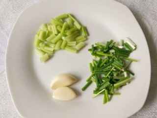 7、孜然土豆,芹菜切粒,香葱切小段