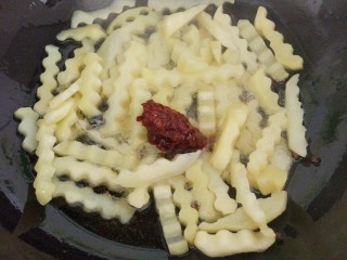 12、孜然土豆,加入一勺豆瓣