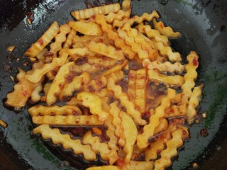 13、孜然土豆,再加入适量盐,白糖,切碎的老姜,继续翻炒