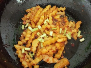 16、孜然土豆,加入芹菜粒