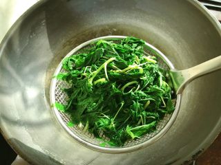 5、潮汕+炒麻叶,捞起麻叶，沥干水分。