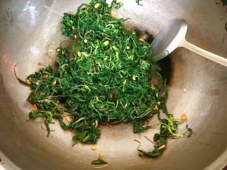 11、潮汕+炒麻叶,炒匀即可出锅。