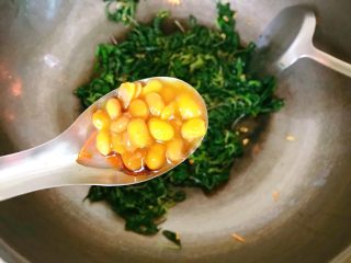 10、潮汕+炒麻叶,加入适量豆瓣酱。