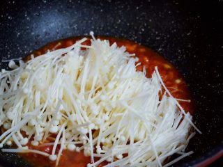 10、茄汁金针菇,再将金针菇放入大火翻炒至熟