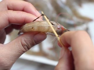 1、油焖大虾,从虾枪处将虾背剪开至虾尾，用牙签挑出虾线。