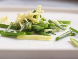 2、油焖大虾,葱切葱段，姜切姜丝，蒜剁成蓉放入盘中备用。