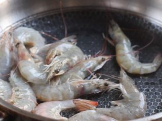 4、油焖大虾,放入处理好的虾。