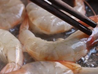 5、油焖大虾,轻按虾头出红油，煎至虾全部变红。