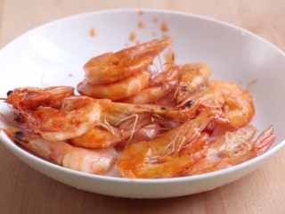 6、油焖大虾,大虾盛出备用。
