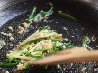 7、油焖大虾,锅中留底油，加热后下葱姜蒜爆香。