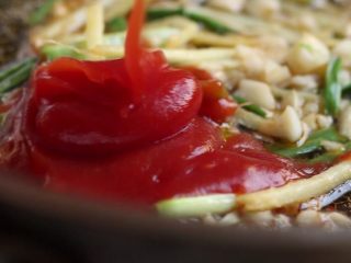 8、油焖大虾,加入番茄酱略炒。