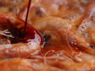 11、油焖大虾,加入生抽、盐、糖调味，翻匀。