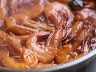 12、油焖大虾,加盖焖一二分钟，酱汁收浓即可。