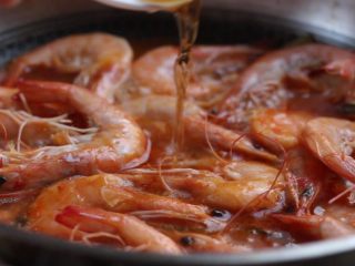 10、油焖大虾,调入料酒。