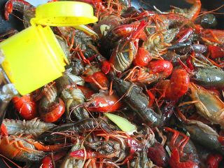 8、香辣小龙虾,加入生抽老抽翻匀盖上锅盖焖一两分钟