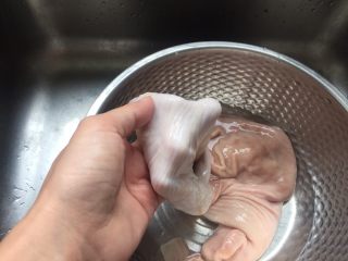 3、猪肚包鸡,洗出来的猪肚雪白，而且没有腥味。