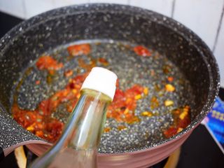 8、香煎豆腐,加入生抽