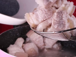 4、家常红烧肉的正确做法，做法简单又香又美味,锅中加入适量的水，将猪肉下锅煮，可以加入两片姜片去除猪肉的腥味。煮至水开后，撇开表面的浮沫，将肉块捞出备用。