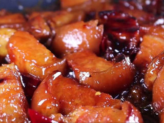 11、家常红烧肉的正确做法，做法简单又香又美味,一个半小时后，开盖开大火，将汤汁收干后，就可以出锅装盘啦。