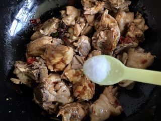 9、红烧啤酒鸡块,鸡块倒进去翻炒均匀，加小半勺盐