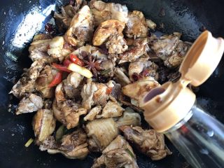 12、红烧啤酒鸡块,生抽半汤匙