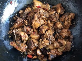 15、红烧啤酒鸡块,如果喜欢加鸡精的朋友，在收汤汁前可以加少许鸡精调味。不加味道也特别好