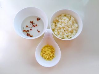 2、红烧狮子头,花椒冲洗干净后用热水浸泡，一会儿我们取花椒水用；马蹄洗净去皮后用刀剁碎待用，不必过于精细，有些小颗粒感更好；姜切成末。