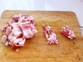 3、红烧狮子头,五花肉去皮，洗净后先切薄片，再切成细条，然后切成小粒。
