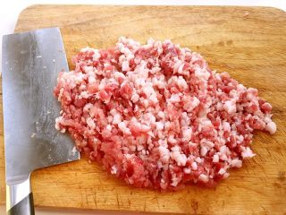 4、红烧狮子头,用刀浅浅的剁几下，同样不必过于精细。