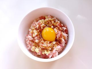 5、红烧狮子头,把剁好的肉馅儿放入大碗，加入鸡蛋、花椒水、酱油、姜末、盐3克以及少许水淀粉。花椒水在这里起去腥增香之用，酱油可加可不加，不是强制性要求。