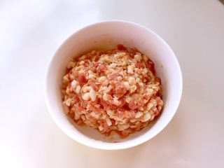 6、红烧狮子头,拿一双筷子，顺一个方向搅拌肉馅儿至肉馅儿出黏性。