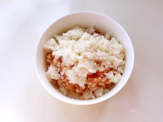 7、红烧狮子头,加入剁好的马蹄碎。