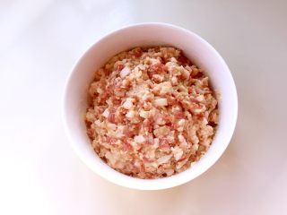 8、红烧狮子头,再次搅匀。