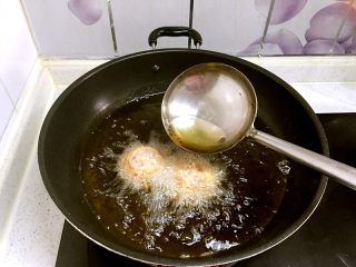 10、红烧狮子头,把油烧热，下入大丸子炸至外壳变硬并定型，要使用中大火。因为丸子会浮起来，用勺子舀起热油不断地淋大丸子顶部，这样它的成熟度才会保持一致。