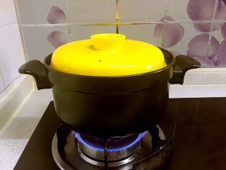 13、红烧狮子头,盖上锅盖，小火慢炖上三个小时左右。关火前可以放些青菜同煮哦！